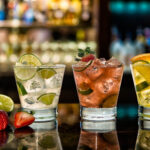 Descubra a história da caipirinha, as diferenças com a caipiroska e aprenda a fazer a receita clássica desta famosa bebida brasileira.